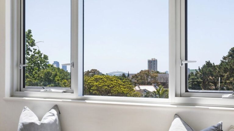Breathtaking treescape views to the Harbour Bridge take centre stage. Image realestate.com .au 1